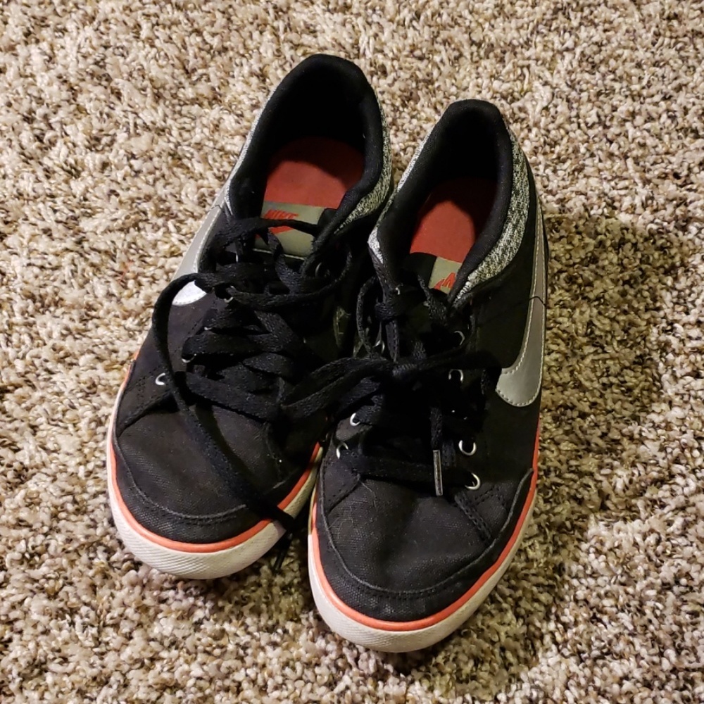 NIKE CANVAS SHOE SIZE 8